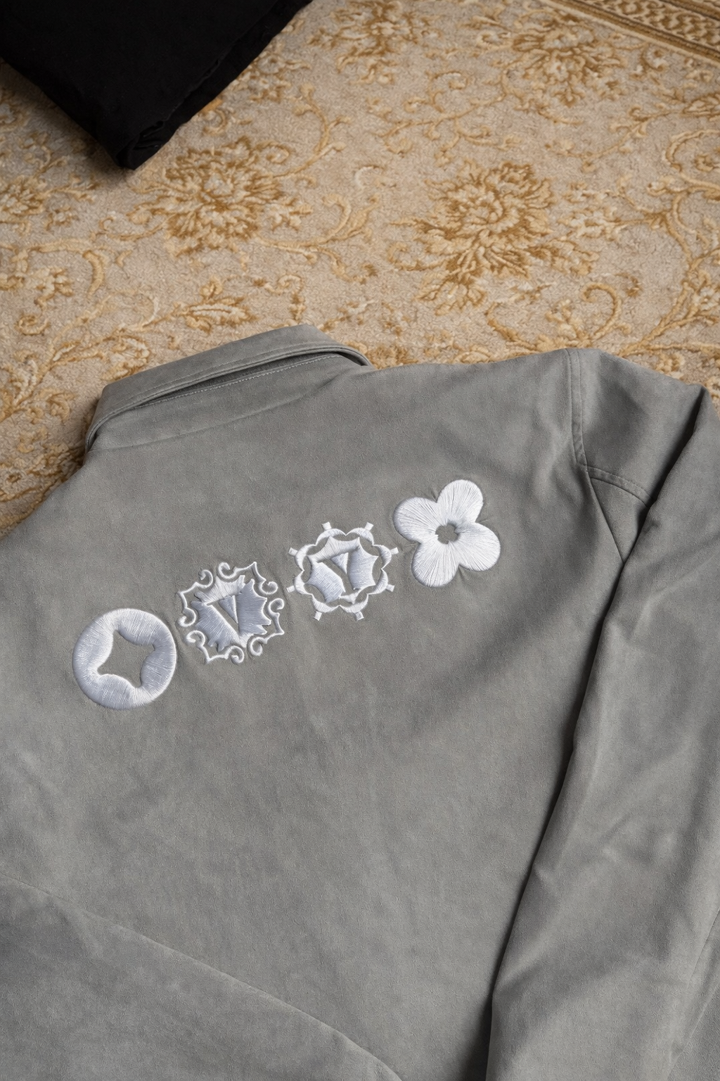 Veste en daim VENYCE — détail des broderies au dos