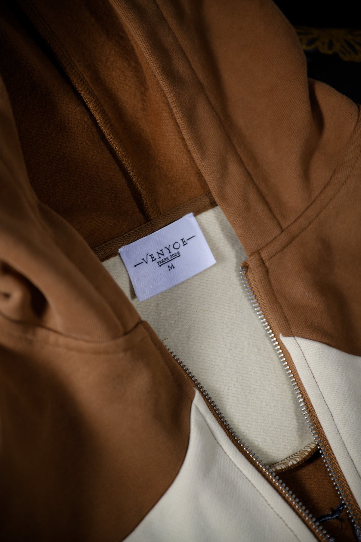 Sweat zippé coton bi-color VENYCE — col, capuche et étiquette de marque