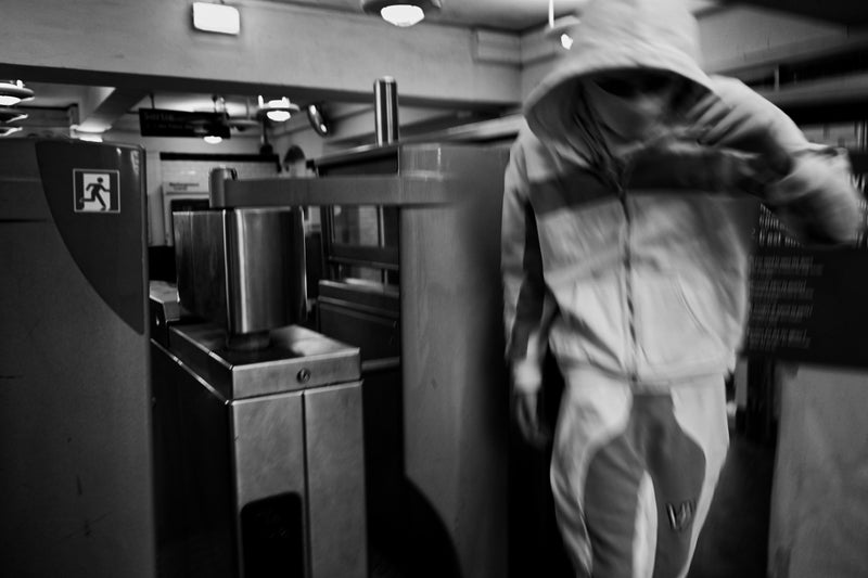 Ensemble coton bi-color VENYCE porté — tourniquets du métro parisien