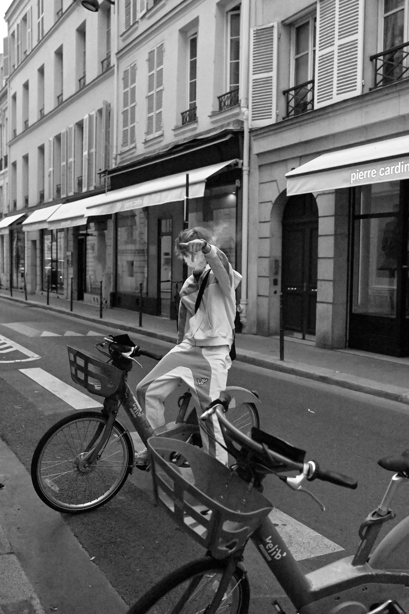Ensemble coton bi-color VENYCE porté — rue de Paris, à vélo