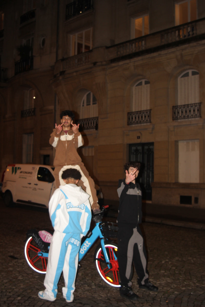 Ensembles coton bi-color VENYCE portés dans une rue de Paris