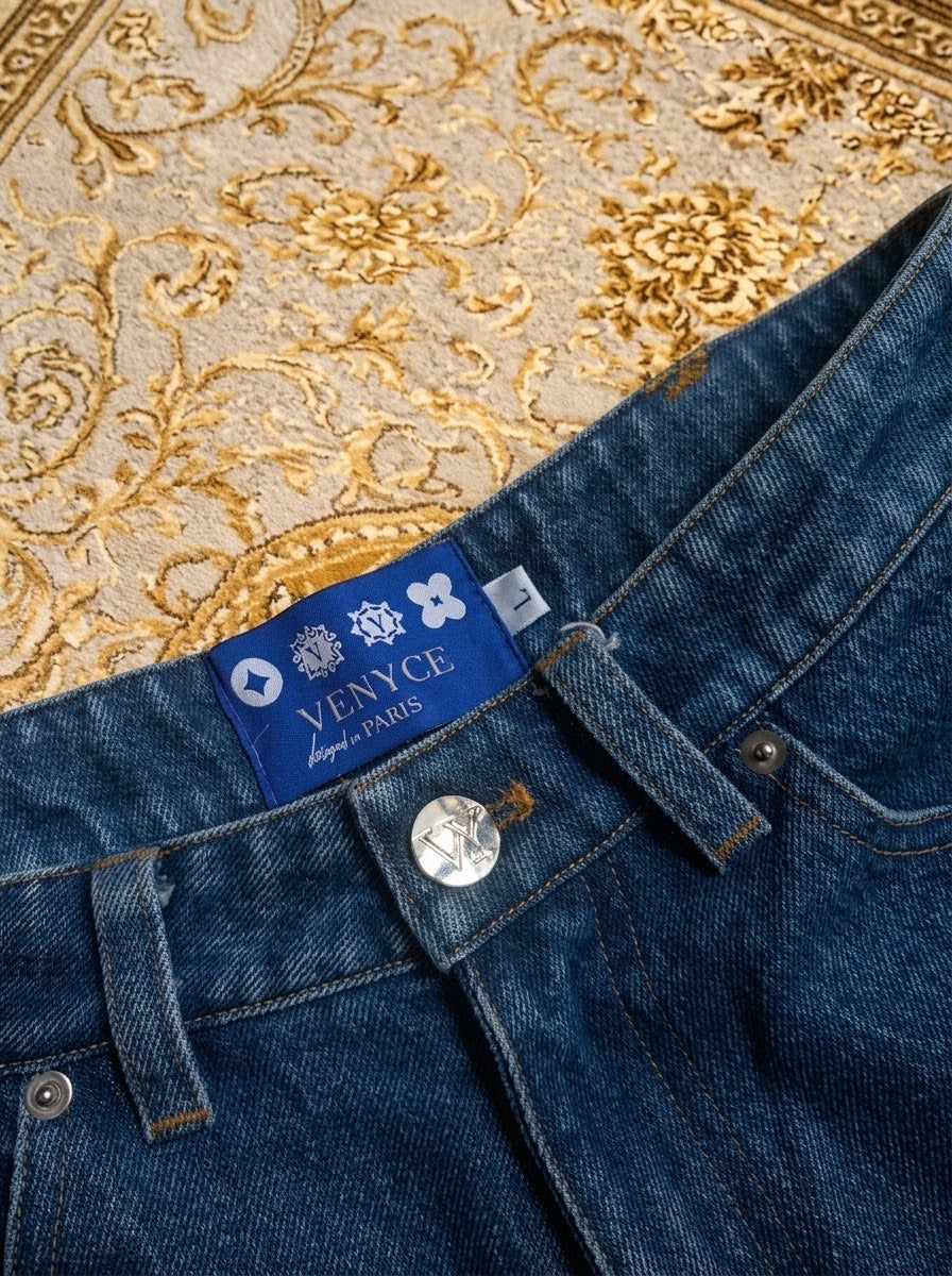 Jean Bootcut VENYCE — détail ceinture, étiquette et bouton monogramme