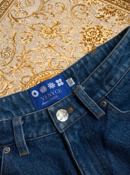 Jean Bootcut VENYCE — détail ceinture, étiquette et bouton monogramme
