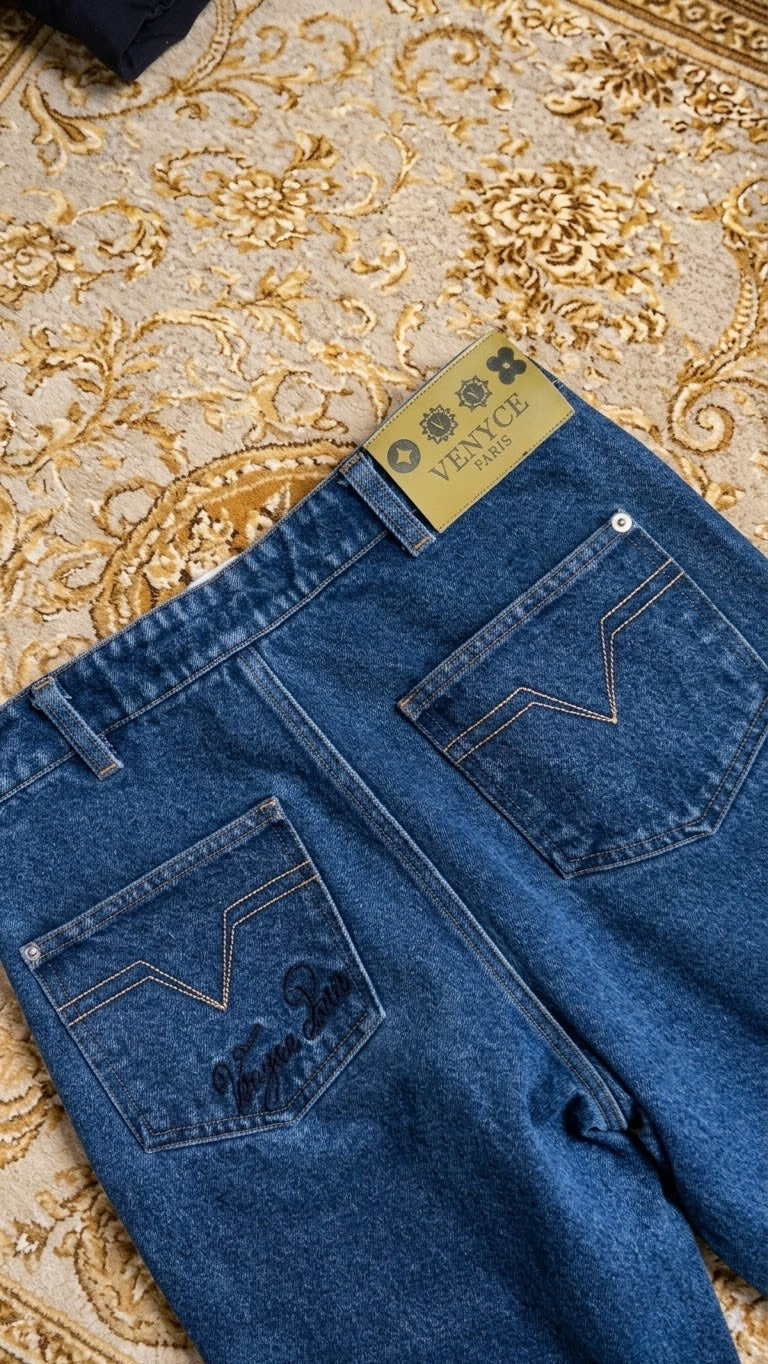 Jean Bootcut VENYCE — détail poches arrière et patch cuir