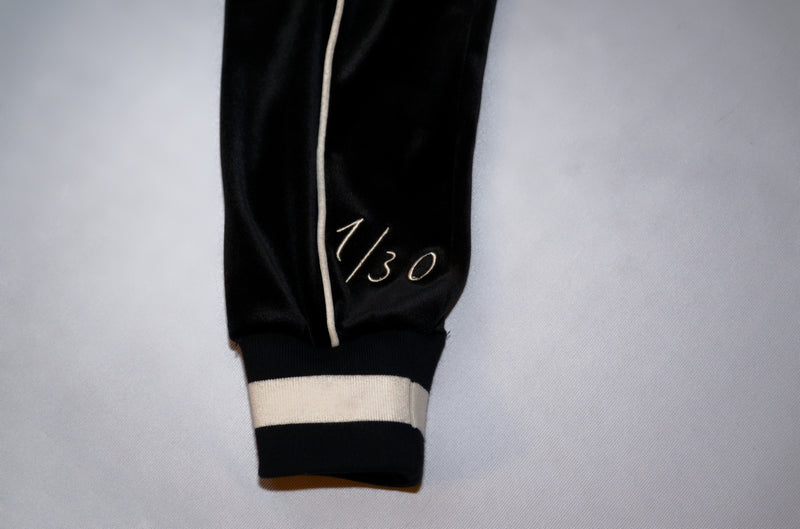 Zip en velours VENYCE, numérotation 1/30 brodée sur la manche