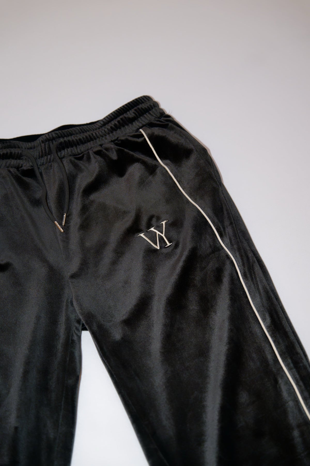 Ensemble en velours VENYCE — détail taille et monogramme VY