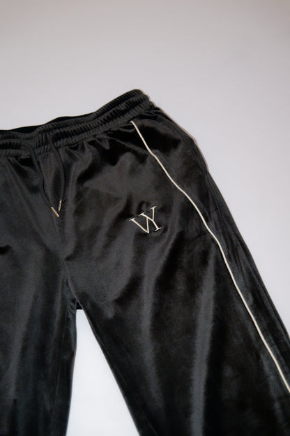 Ensemble en velours VENYCE — détail taille et monogramme VY