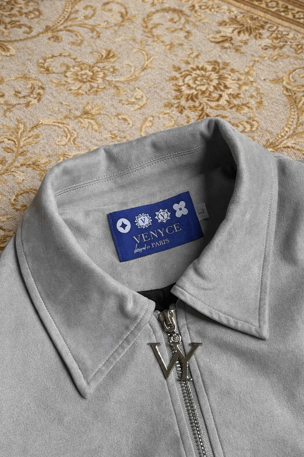Veste en daim VENYCE — col, étiquette et tirette monogramme