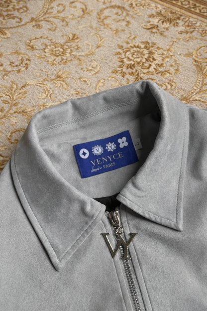 Veste en daim VENYCE — col, étiquette et tirette monogramme