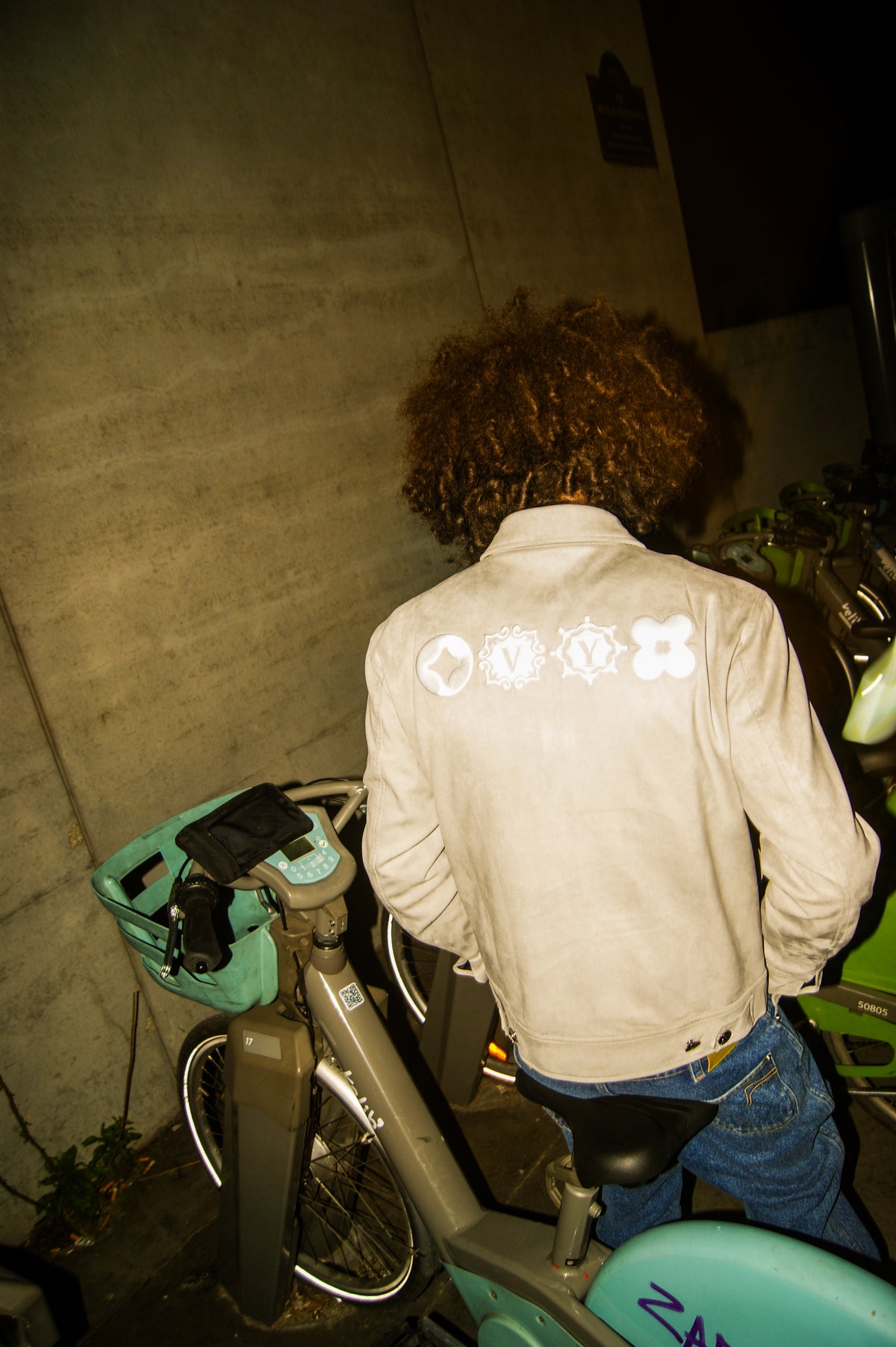 Veste en daim VENYCE portée de dos — lookbook Paris