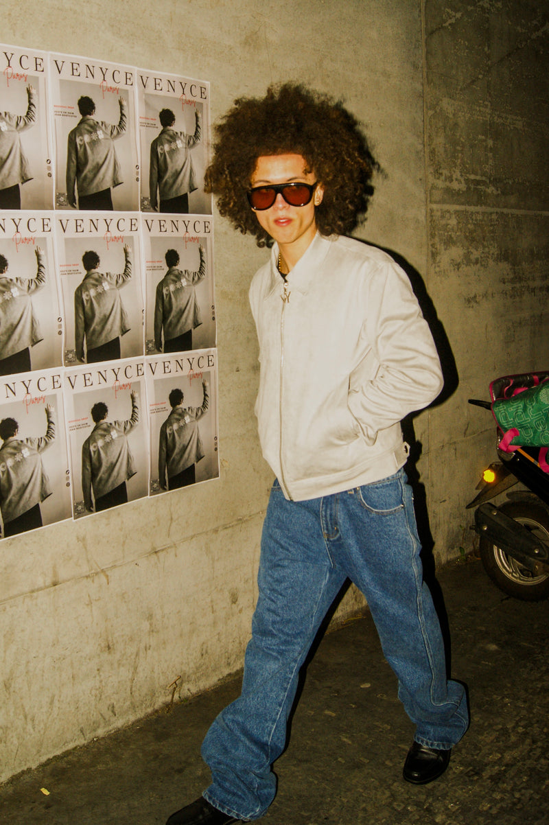 VENYCE — veste en daim et jean bootcut portés, lookbook Paris