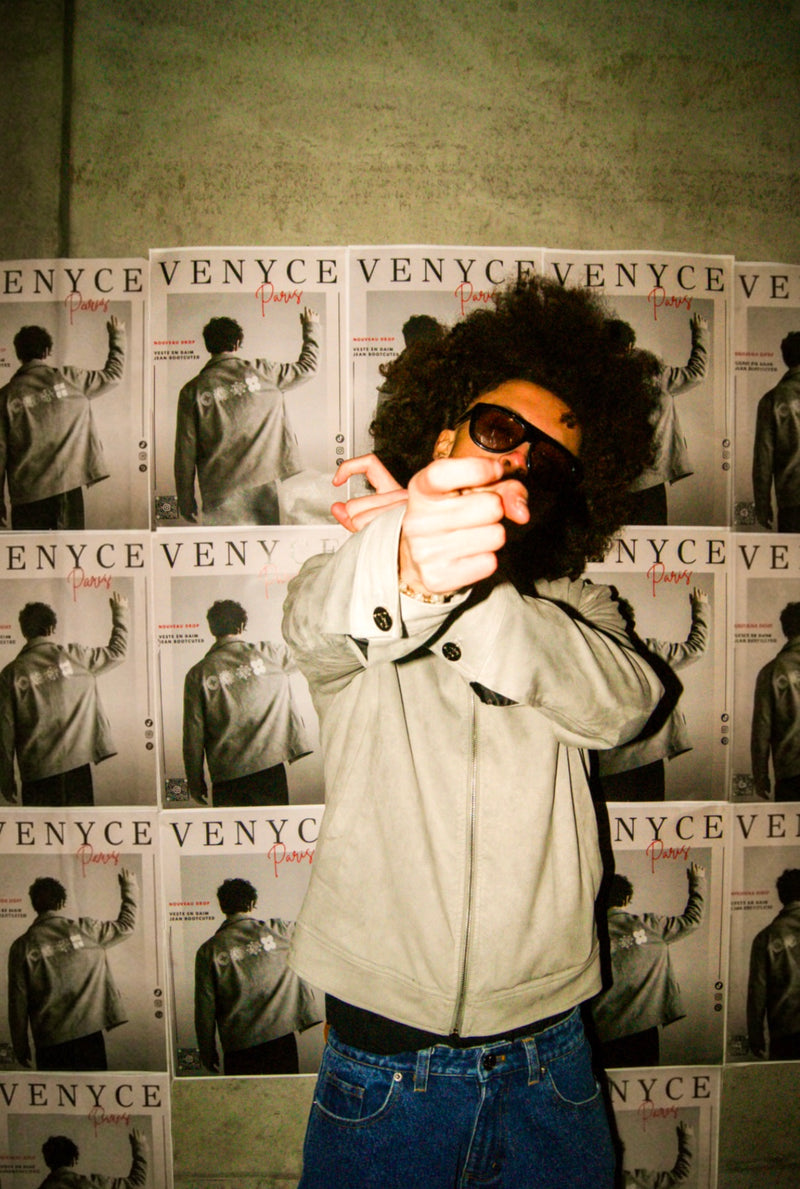 VENYCE — veste en daim et jean bootcut portés, lookbook Paris